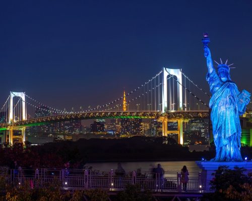 statue-rainbow-bridge-night-tokyo-japan_335224-8